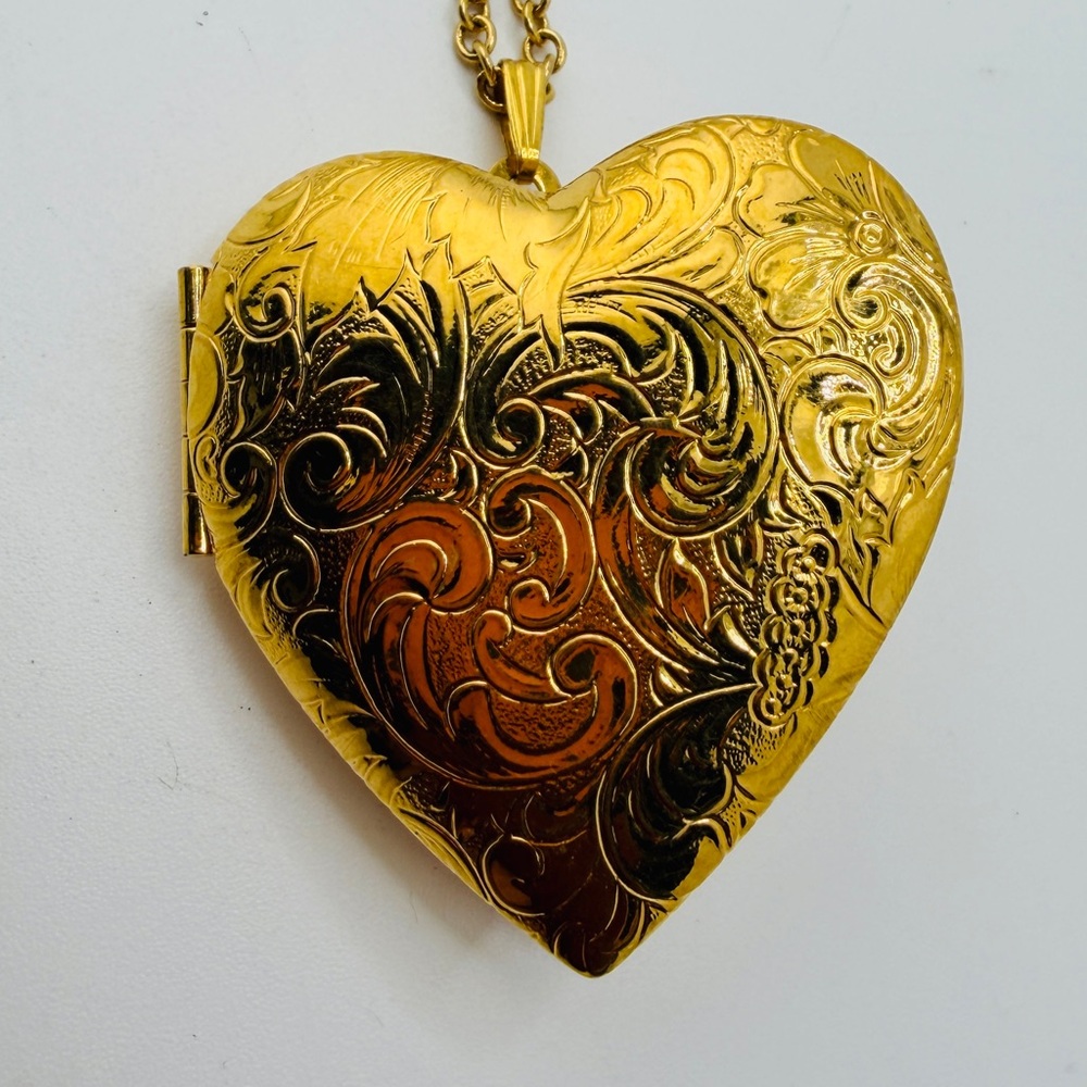 Vintage Gold Tone Avon Heart Locket 32” Chain